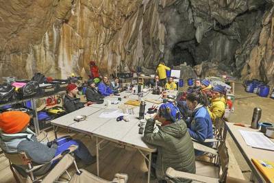 15 человек провели 40 дней в пещере без телефонов, часов и света