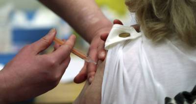 В Латвии умерли четыре человека с COVID-19, прививки сделали 1313 жителей