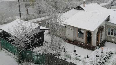 Киевщину на конец апреля замело снегом: фото