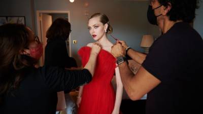 Аманда Сейфрид на красной дорожке в платье от Armani: история создания образа в фотографиях