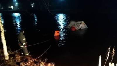 Спасатели достали машину, утонувшую вместе с водителем в Ленобласти