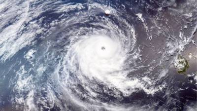 Тайфун Surigae опасен для мореплавателей