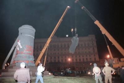 Прокуратура признала незаконным снос памятника Дзержинскому на Лубянке