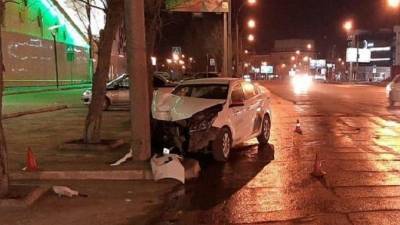 В Новосибирске такси врезалось в столб – пострадал водитель