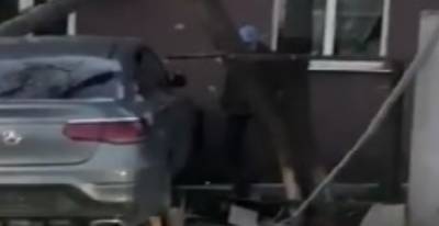 Элитный автомобиль без номеров влетел в жилой дом под Харьковом, фото: "снес ограждение и..."
