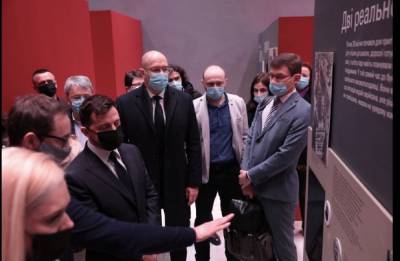 Украина помнит: Зеленский и Шмыгаль открыли мультимедийную выставку посвященную Чернобылю