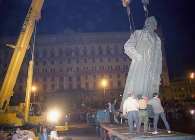 Прокуратура не нашла документов, подтверждающих законность сноса памятника Дзержинскому на Лубянке