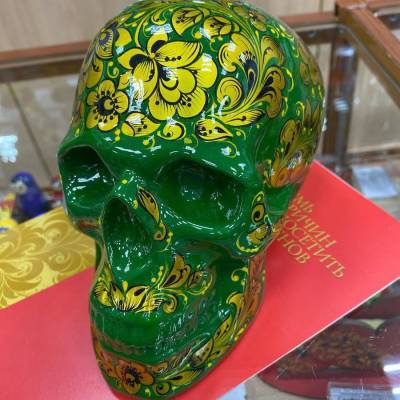 Расписанные хохломой черепа продают в Нижнем Новгороде