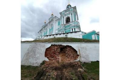 В Смоленской епархии прокомментировали обрушение «части стены Успенского собора»