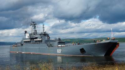Два десантных корабля Северного флота выполняют задачи в Черном море после учений в Крыму