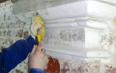 Реставраторы восстановили масляную живопись на фасаде храма в Брюсовом переулке