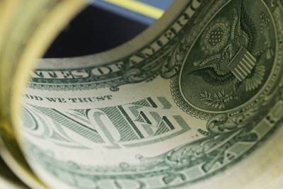 Доллар снижается к мировым валютам перед встречей ФРС США