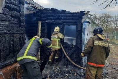 В Смоленске сгорел летний домик, а вслед за ним и жилой дом