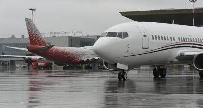 Самолет латвийской авиакомпании с отказавшим двигателем сел в Пулково