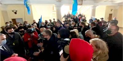 Протестующие ворвались в горсовет Николаева из-за отказа мэра выйти к ним — видео