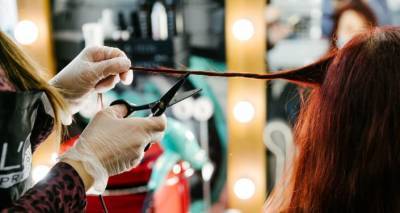 "Как будто на месте преступления": клиентка парикмахерской в Риге о полицейской проверке