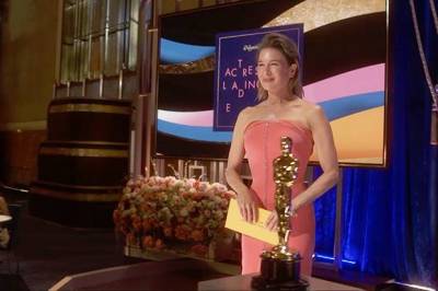 Рене Зеллвегер на Оскаре 2021 в розовом платье без бретелек: отличный классический гармоничный стиль