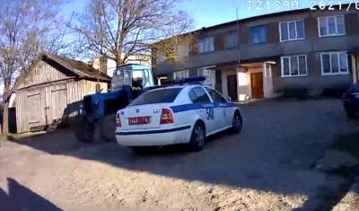 В Зельвенском районе пьяный мужчина угнал трактор и поехал к жене в соседний район