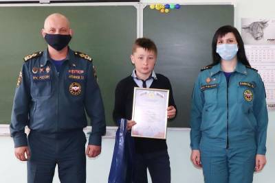 В Смоленской области наградили юного героя, спасшего малыша из ледяной воды