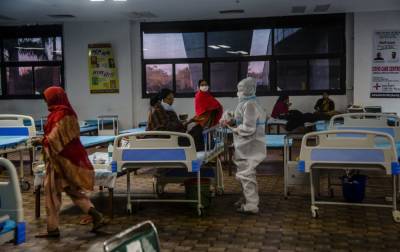 Вспышка COVID-19 в Индии: больницы переполнены, люди покупают кислород на "черном рынке"