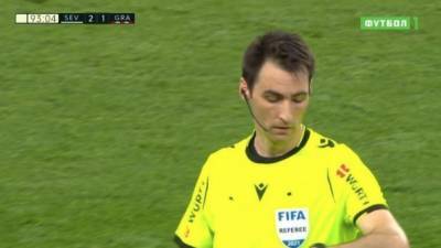 Казус в испанском футболе: арбитр дал два финальных свистка в матче из-за проблем с часами
