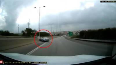 Видео: в центре Израиля машина на полной скорости врезалась в бетонное ограждение