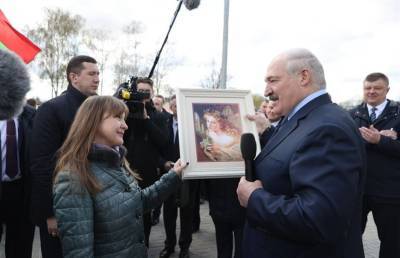 «В кабинет!»: жительница Брагинского района подарила Лукашенко картину с ангелом-хранителем