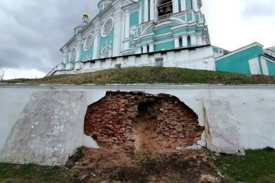 Смоленская епархия опровергла, что рушится подпорная стена Успенского собора