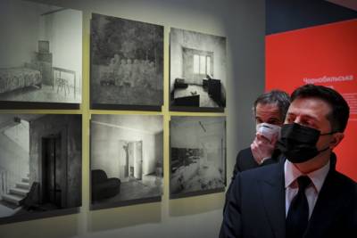 Президент Зеленский посетил выставку о Чернобыле с гендиректором МАГАТЭ