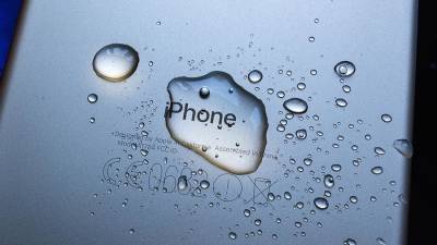 На Apple подали в суд из-за дезинформации о водостойкости iPhone