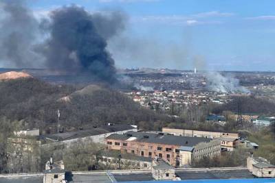 В Донецке прогремел мощный взрыв: над городом поднялся черный столб дыма