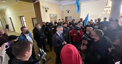 В Николаеве митингующие против карантина предприниматели и маршрутчики прорвались в горсовет