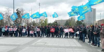 В Николаеве около 300 активистов штурмовали мэрию из-за локдауна и требовали Сенкевича ответить - фото и видео протеста - ТЕЛЕГРАФ