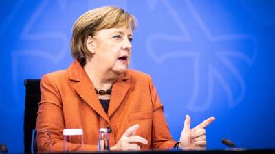 Меркель выступила против равенства прав вакцинированных и людей с отрицательным тестом на COVID-19
