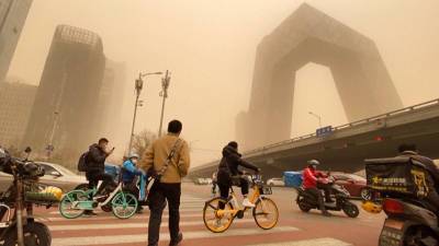 Жителей Пекина предупредили о приближении огромной пылевой бури