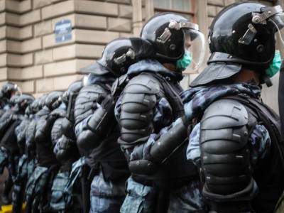Петербуржца, которого били электрошокером на протестной акции, обвинили в мелком хулиганстве
