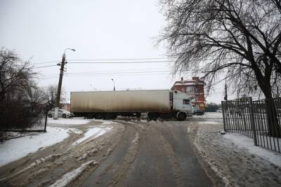 В Астрахани студенты требуют убрать грузовики от культурного центра