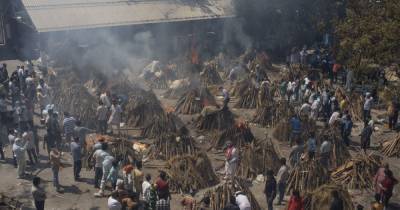 Крематории переполнены: в Индии тела жертв COVID-19 сжигают прямо на пустырях и в парках (ФОТО) - tsn.ua - Индия - Нью-Дели