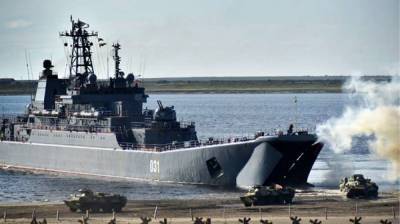 Два десантных корабля агрессора остались патрулировать Черное море