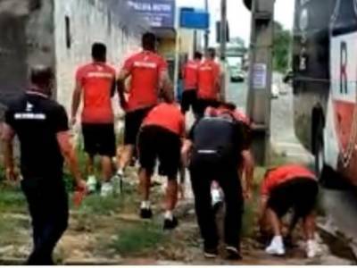 В Бразилии из-за поразки фаны забросали автобус с футболистами камнями, а потом еще и обстреляли