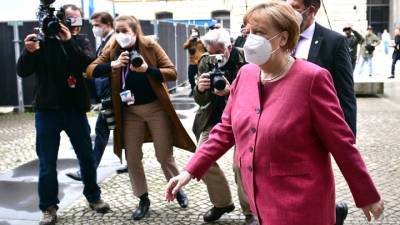 Меркель поддержала закупку российской вакцины "Спутник V"