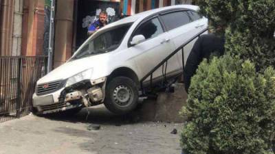 В Крыму припаркованный автомобиль скатился на проходящую девушку