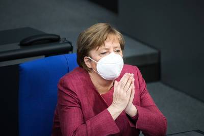 Меркель вновь высказалась о закупке Германией "Спутника V"