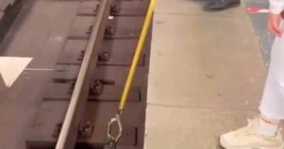 Спасение упавшего на рельсы iPhone в московском метро попало на видео
