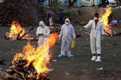 Умерших сжигают на улицах городов: в Индии 350 000 заболевших коронавирусом за сутки. ВИДЕО