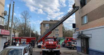 В Ровно произошел пожар в многоэтажке: женщина выпрыгнула из окна 3-го этажа, чтобы спастись (4 фото)