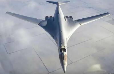 Российский Ту-160 прорвался через два зажавших его F-35