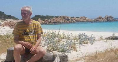 Итальянский Робинзон Крузо, проживший 30 лет на острове, по требованию властей покидает свой дом (фото)