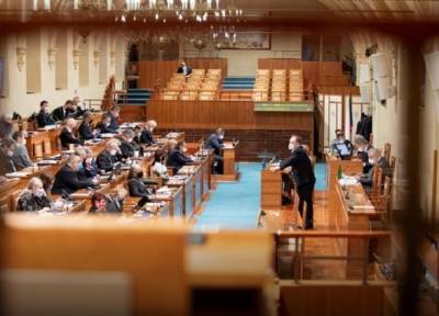Сенат Чехии намерен обвинить президента в госизмене из-за дела о взрывах на складах в Врбетице