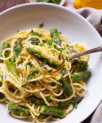 Легко, вкусно и полезно: спагетти с зеленой спаржей — идеальная весенняя паста